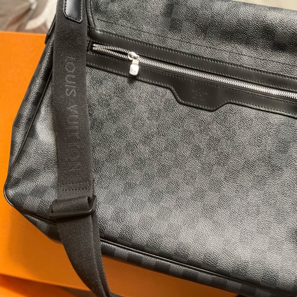 Louis Vuitton messenger bag large for men. - Picture 1 of 7